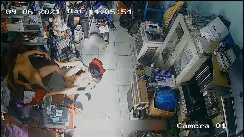 Vợ yêu ông xã làm tình nhau trong của hàng máy tính